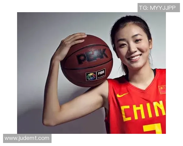 黑短裤篮球女明星展现运动魅力与时尚风采的完美结合